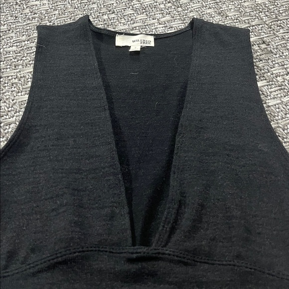 Wilfred Free | Black Valeria V-Neck Tank - Picture 3 of 8